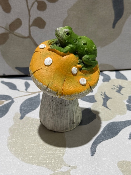 Other - Green Frog on Yellow/Orangish Mushroom Resin Accent Sculpture - Home Accents